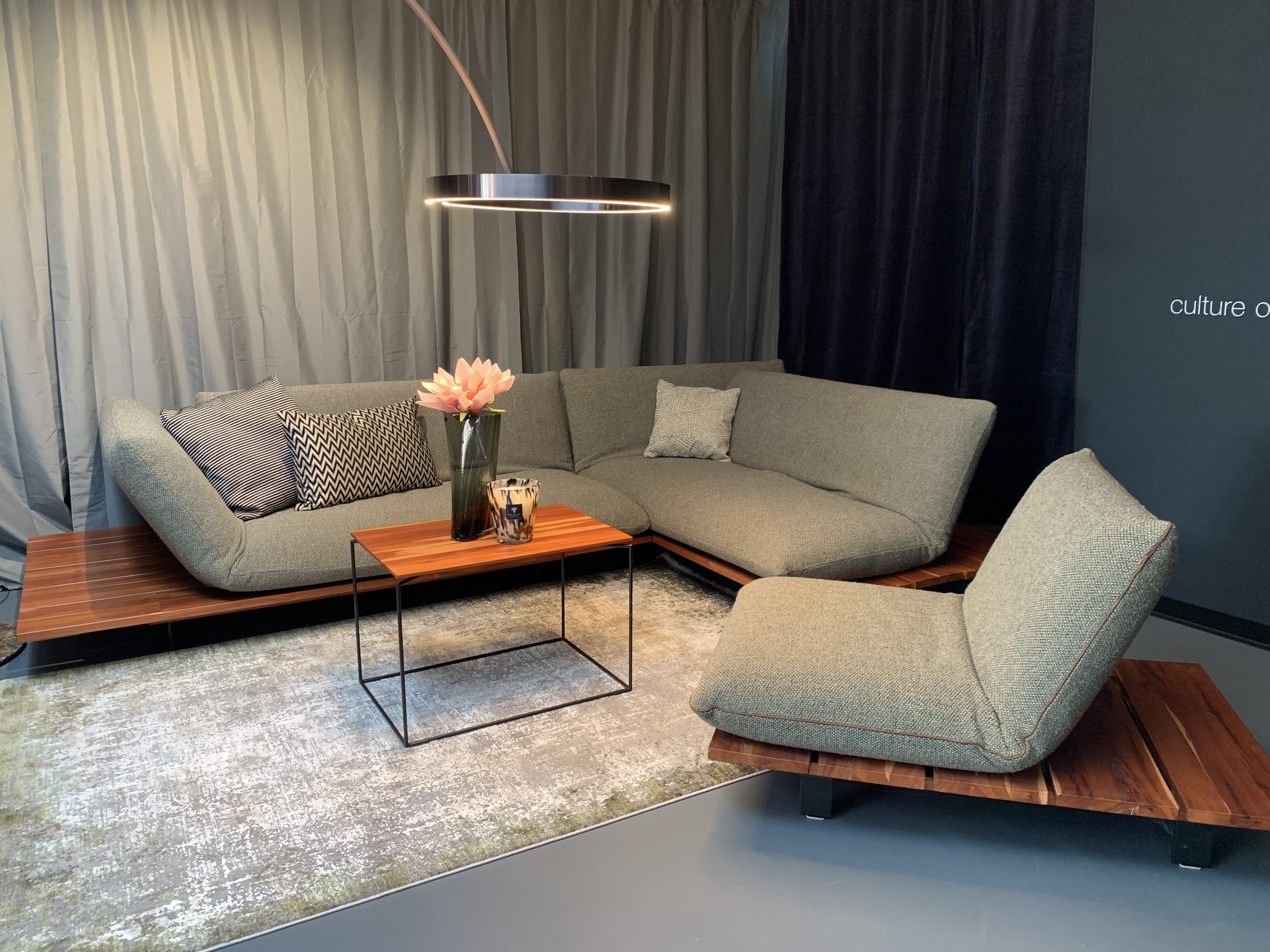 Exklusives Designer-Sofa BULLFROG AKITO – Vielseitiges Unikat mit edlem Holzplateau und Gratis Beistelltisch / Ausstellungsstück