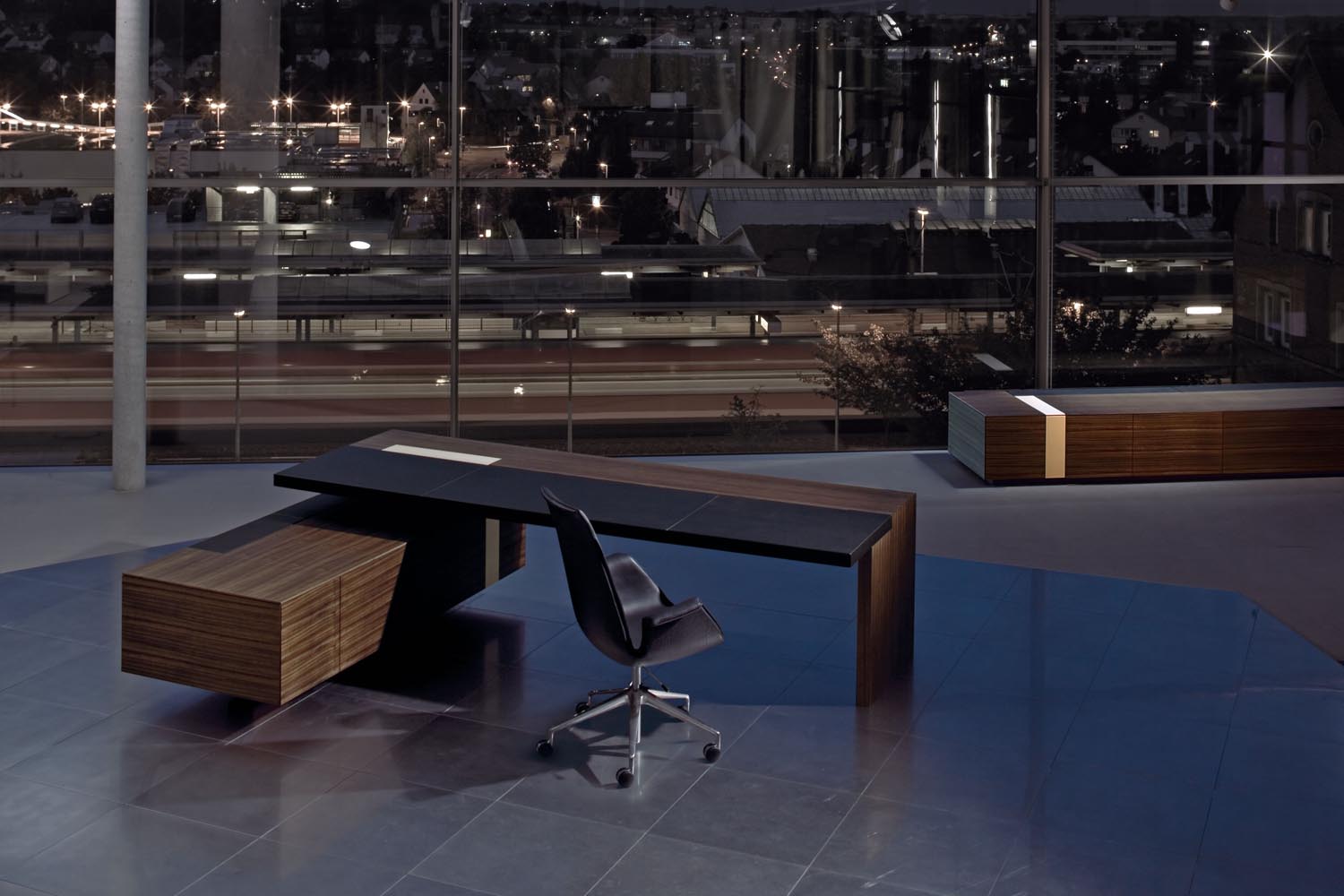 Walter Knoll CEOO Desk